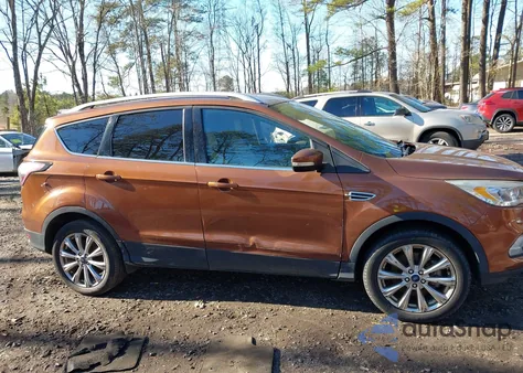 2017 Ford Escape Titanium z USA, uszkodzony, nr VIN 1FMCU9JD1HUA56973